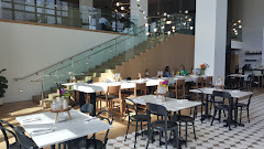 Cafe near Hollywood Stars Inn